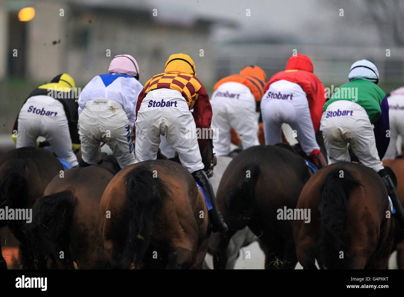 Vista dettagliata della parte posteriore di un gruppo di jockey Con Stobart pubblicità sui loro pantaloni come scappare dalla fotocamera Foto Stock