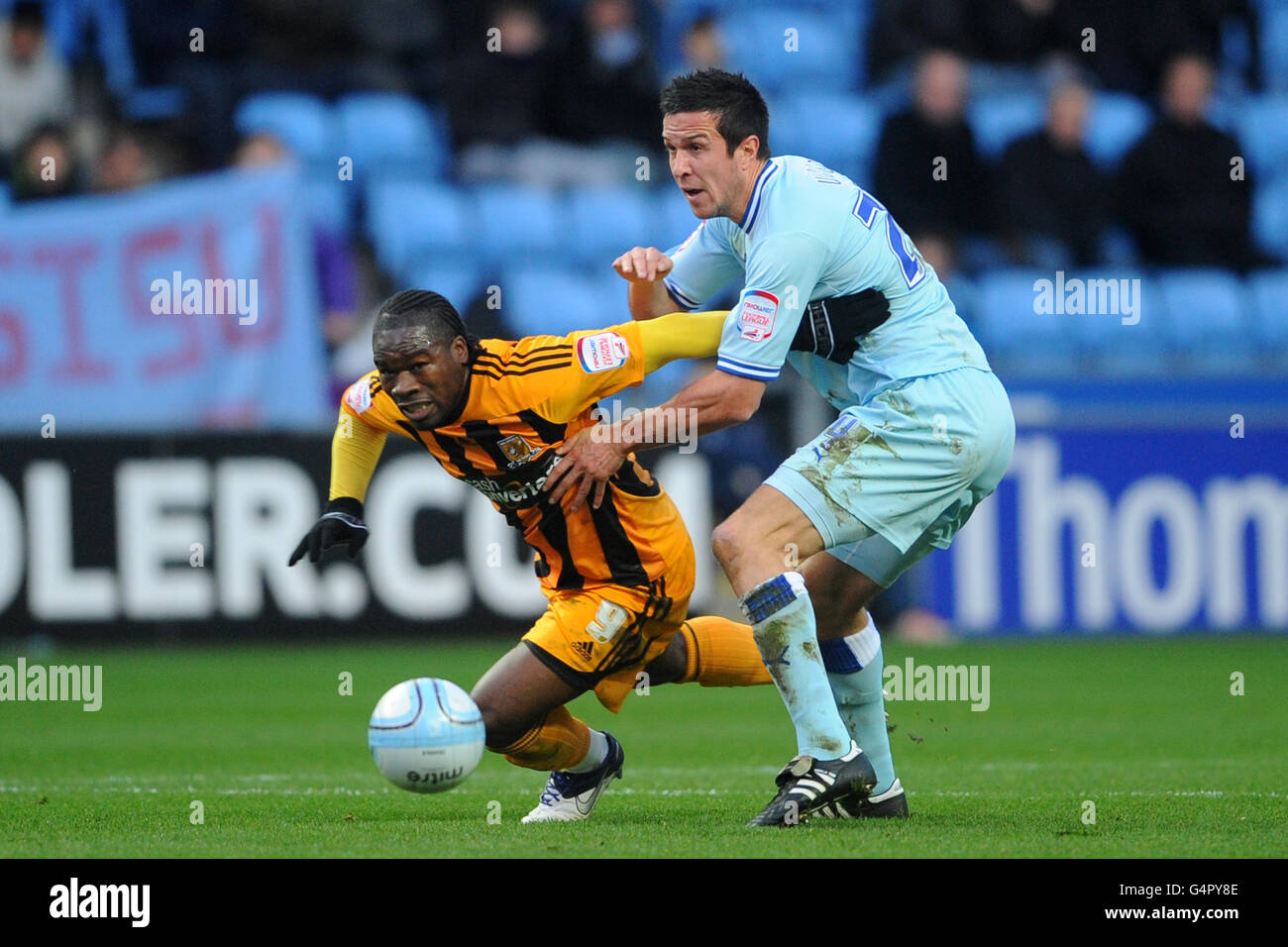 Calcio - Npower Football League Championship - Coventry City / Hull City - Ricoh Arena. Aaron Mclean di Hull City (a sinistra) Richard Wood di Coventry City (a destra) combatte per la palla Foto Stock