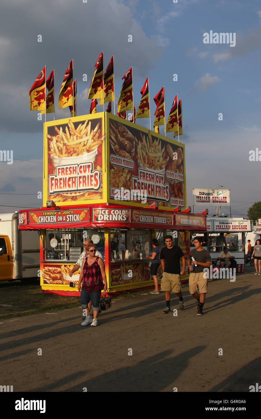 Fresh Cut Patatine Fritte segno sulla concessione di stand. Canfield fiera. Mahoning County Fair. Canfield, Youngstown, Ohio, Stati Uniti d'America. Foto Stock