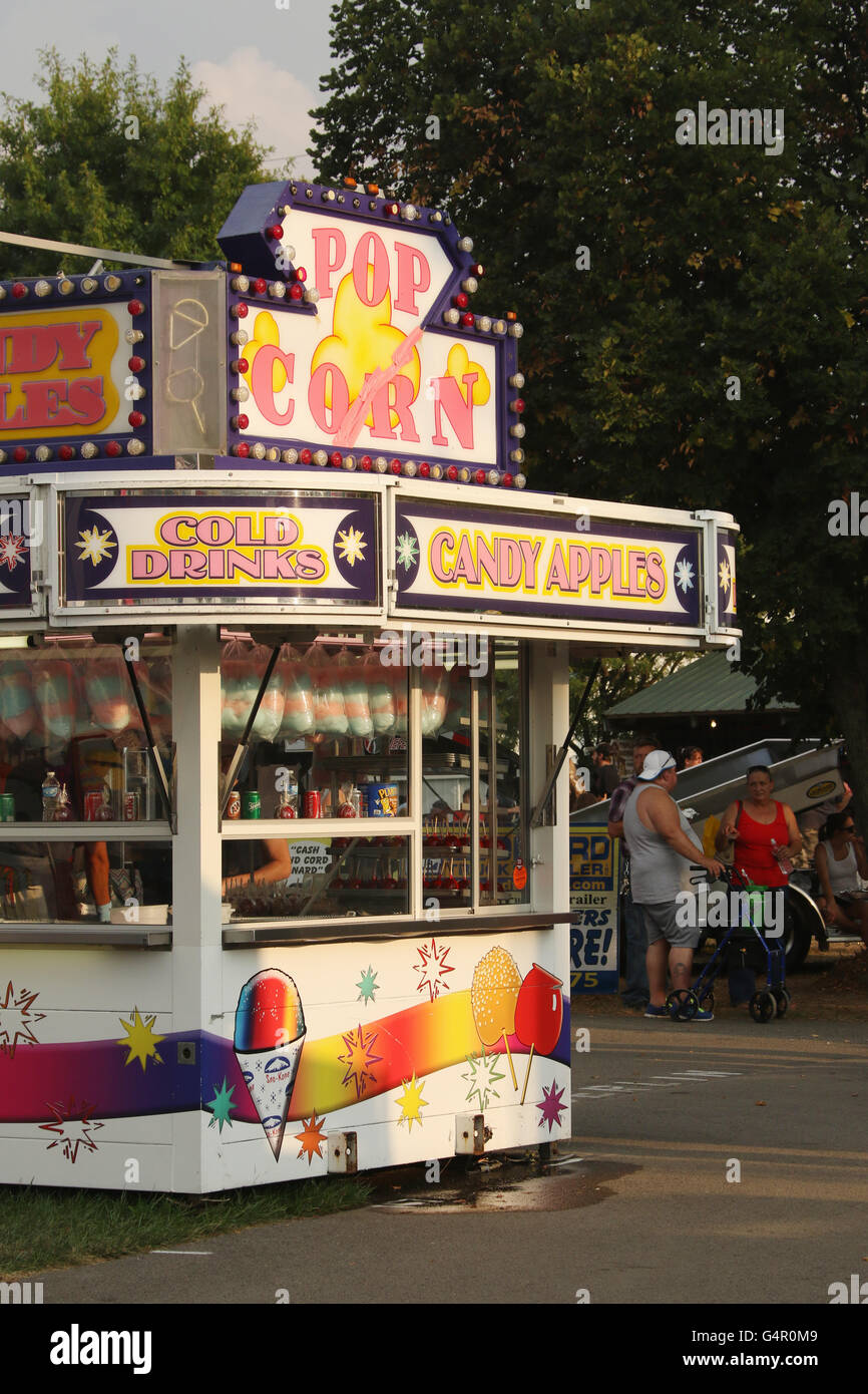 Concessione di alimentare il cavalletto con il popcorn, bevande fredde, Candy mele. Canfield fiera. Mahoning County Fair. Canfield, Youngstown, Ohio, Foto Stock