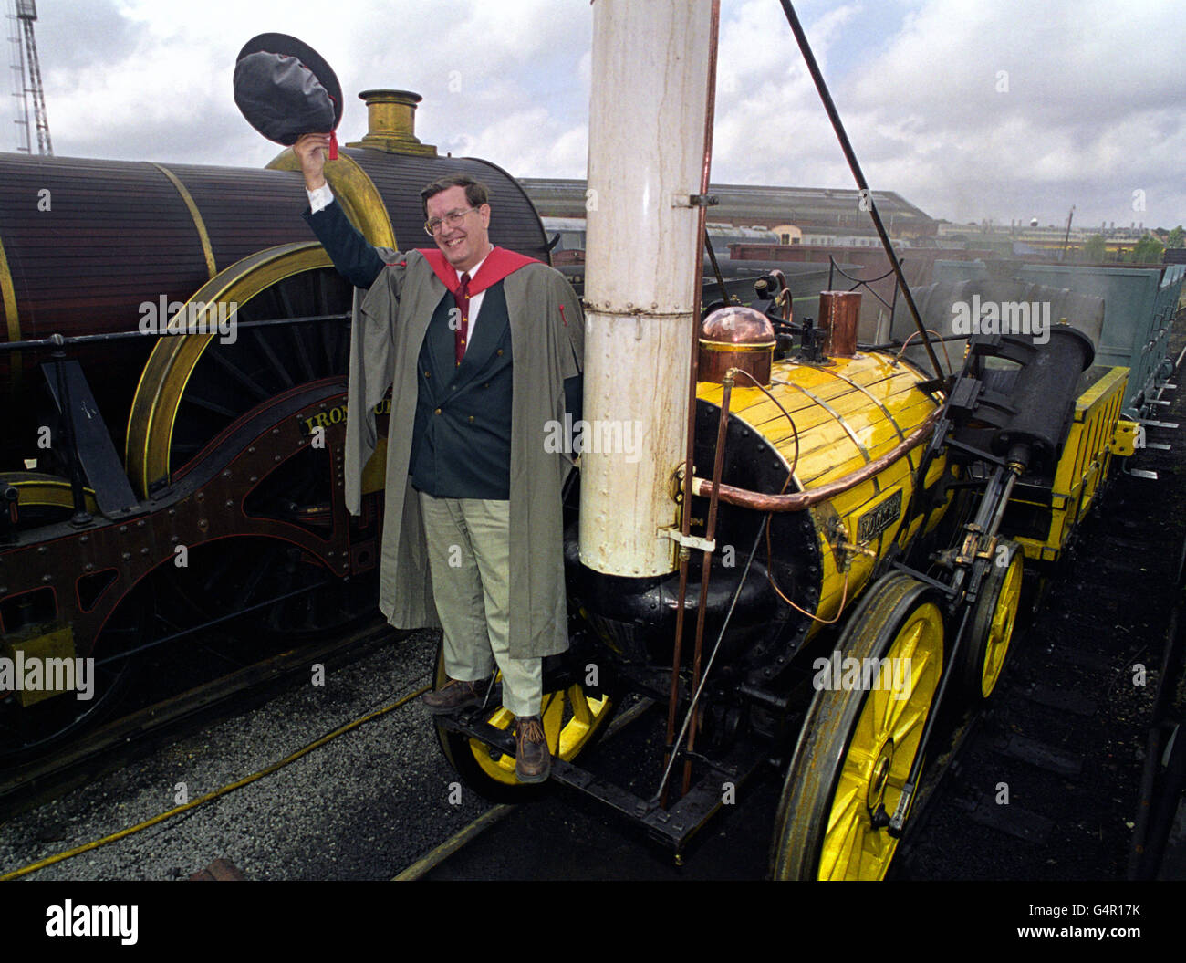 Michael Bailey su una replica della locomotiva a razzo di Stephenson al National Railway Museum di York. Il primo Dottorato in Studi ferroviari dei Mondi è stato assegnato al primo consulente locomotivo Michael Bailey. Foto Stock