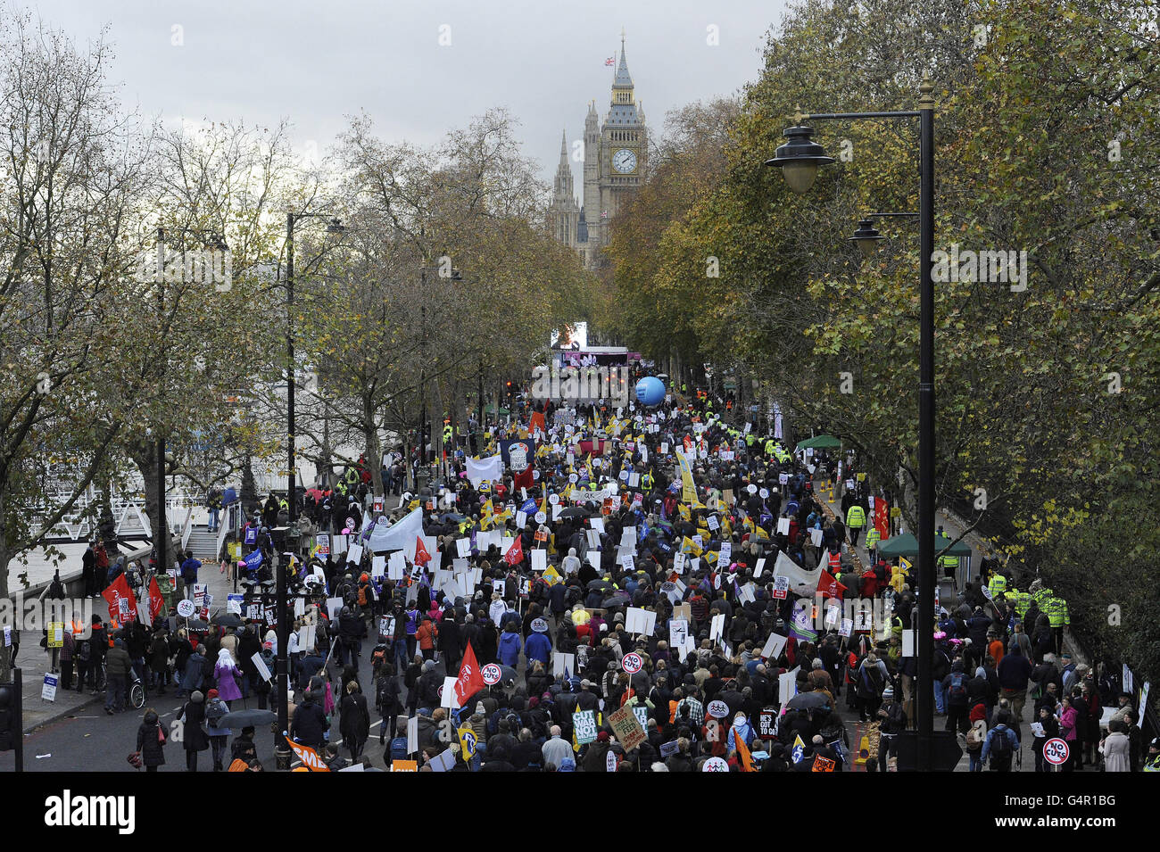 I lavoratori del settore pubblico marciano a Londra per protestare contro i tagli alle pensioni. Foto Stock