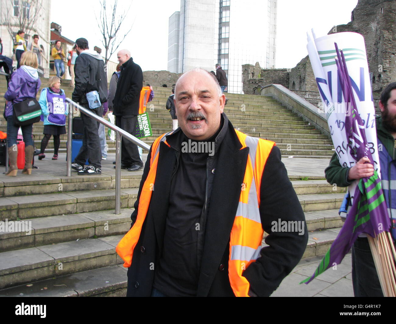 Operaio del settore pubblico, Glyn Jones, organizzatore regionale di Unison, a Castle Square, Swansea, per un rally, mentre i lavoratori di tutto il Regno Unito hanno fatto il più grande sciopero generale per decenni oggi di fila sulle pensioni. Foto Stock
