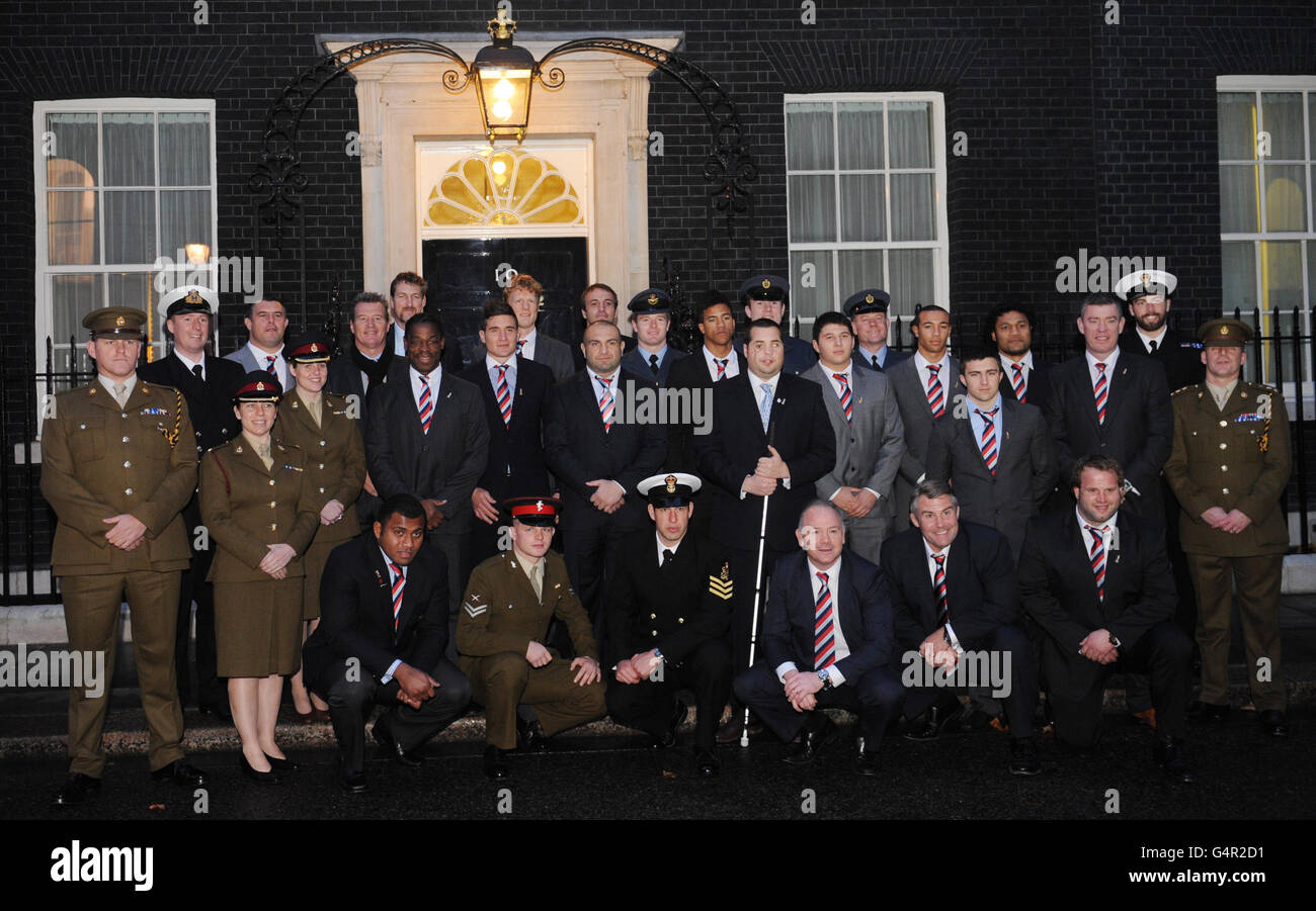 Standalone: Militari feriti e donne e giocatori di rugby dell'emisfero settentrionale fuori 10 Downing Street a Londra oggi per segnare una partita di rugby tra loro e l'emisfero meridionale per raccogliere fondi per i servizi di beneficenza Help for Heroes. Foto Stock