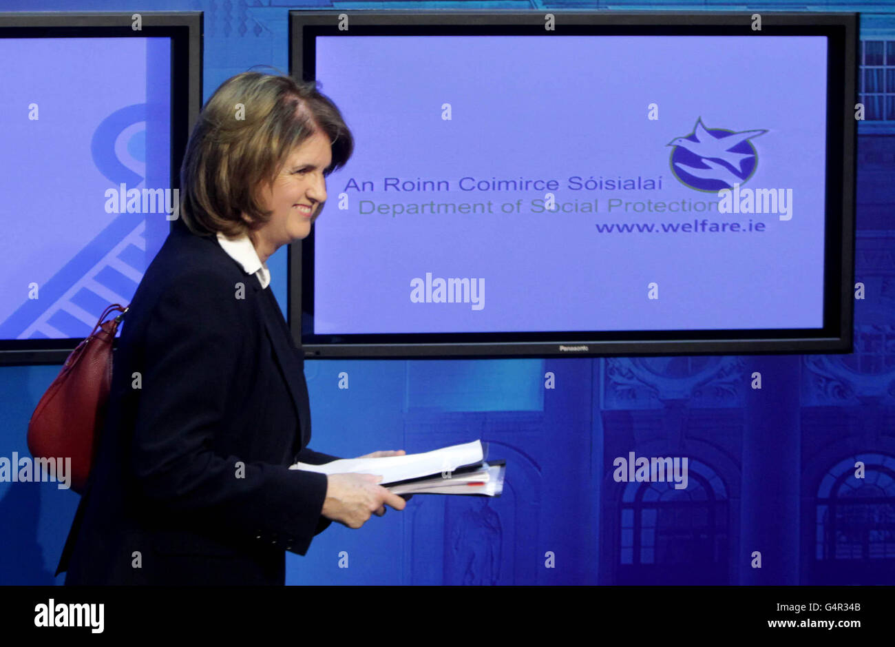 Il ministro per la protezione sociale Joan Burton dà la sua reazione al bilancio di oggi in una conferenza stampa a edifici governativi di oggi. Data immagine:Dicembre 5, 2011. Foto di credito dovrebbe leggere: Niall Carson/PA FILO Foto Stock
