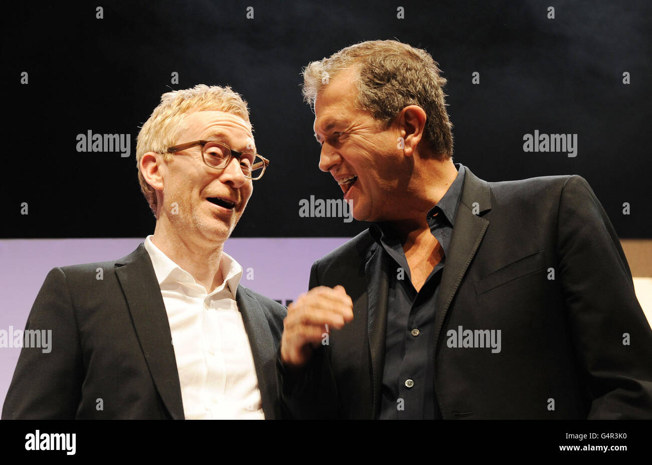 PER NESSUN USO COMMERCIALE CONSENTITO il fotografo Mario Testino (a destra) è in piedi con l'artista Martin Boyce, 44, vincitore del prestigioso Premio Turner, con il suo pezzo, Do Words Had Voices, durante il Premio Turner 2011, al BALTIC Centre for Contemporary Art in collaborazione con Tate, a Gateshead, Tyneside, Dopo aver scopato il primo premio di &libbra;25,000 annunciato dal vivo sul canale 4. Foto Stock