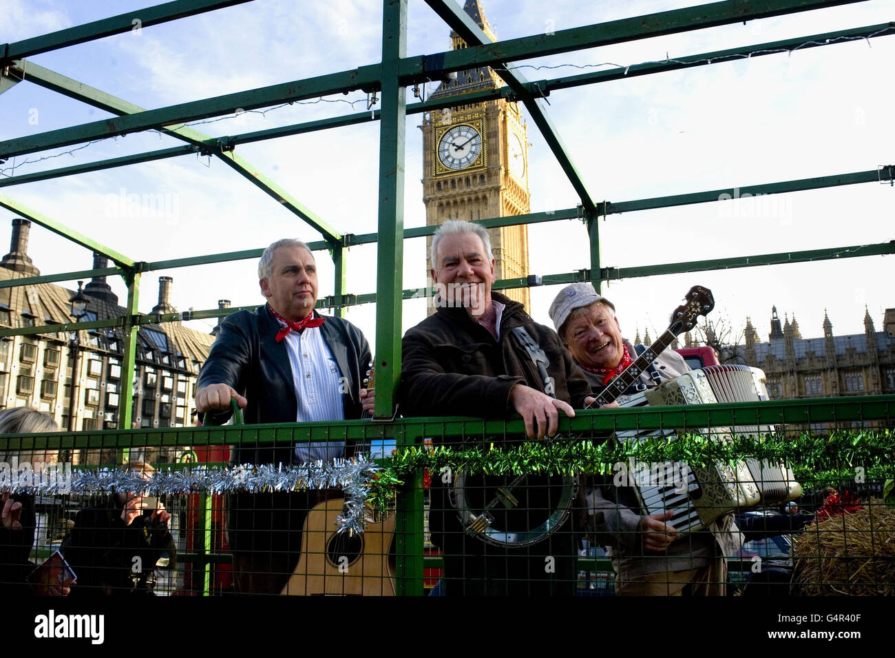 (Da sinistra a destra) Sedge Moore, Pete Budd e Tommy Banner della West Country band i Wurzels arrivano a Westminster per un tour di Londra che dà il loro sostegno agli agricoltori britannici. Foto Stock