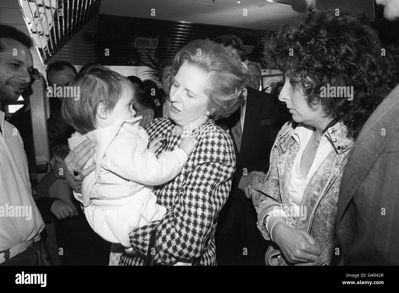 Il primo Ministro Margaret Thatcher, che ha tenuto Victoria Berg, 18 mesi, all'apertura della stazione di servizio di Mimms Sud sull'autostrada M25. Questa è la prima volta in campagna per le elezioni generali, quando ha effettivamente tenuto un bambino. Foto Stock