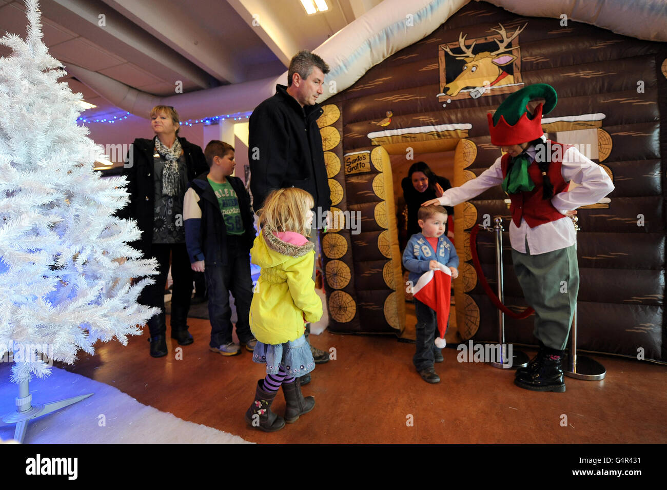 Corse ippiche - Festival di Natale di Tingle Creek - giorno due - Sandown Park. I bambini visitano la Grotta di Santa al Sandown Park Foto Stock