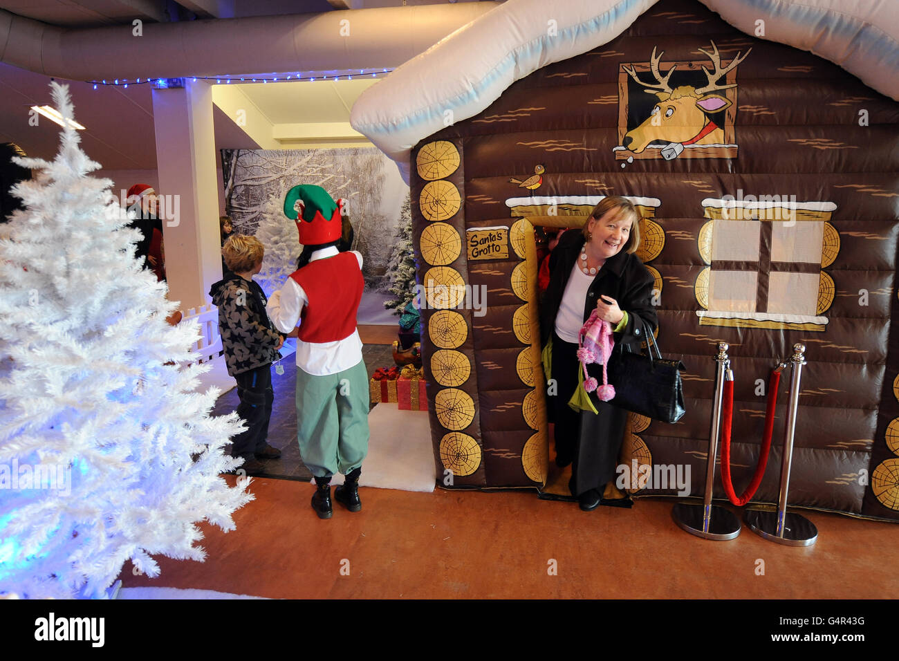 Corse ippiche - Festival di Natale di Tingle Creek - giorno due - Sandown Park. I bambini visitano la Grotta di Santa al Sandown Park Foto Stock