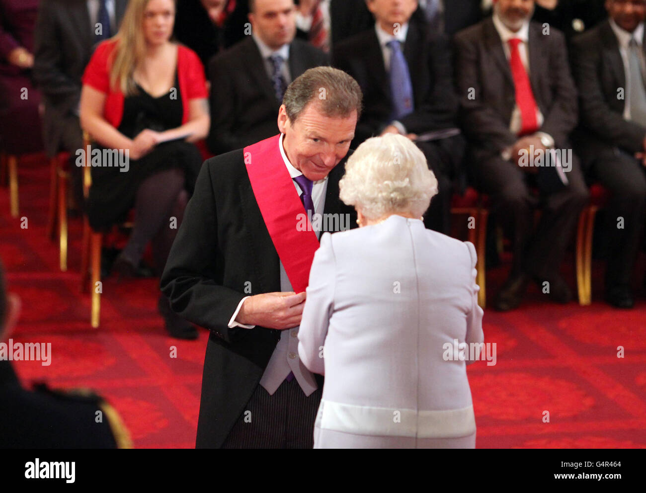 Sir Gus o'Donnell è stato reso un cavaliere Grand Cross dell'Ordine del bagno dalla Regina durante una cerimonia di investitura a Buckingham Palace, Londra. Foto Stock