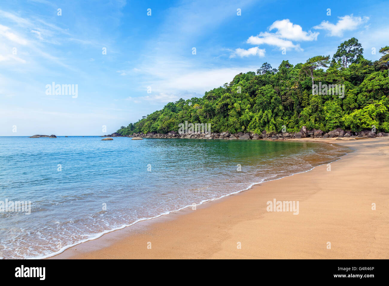 Spiaggia tropicale nella provincia tailandese di Khao Lak Foto Stock