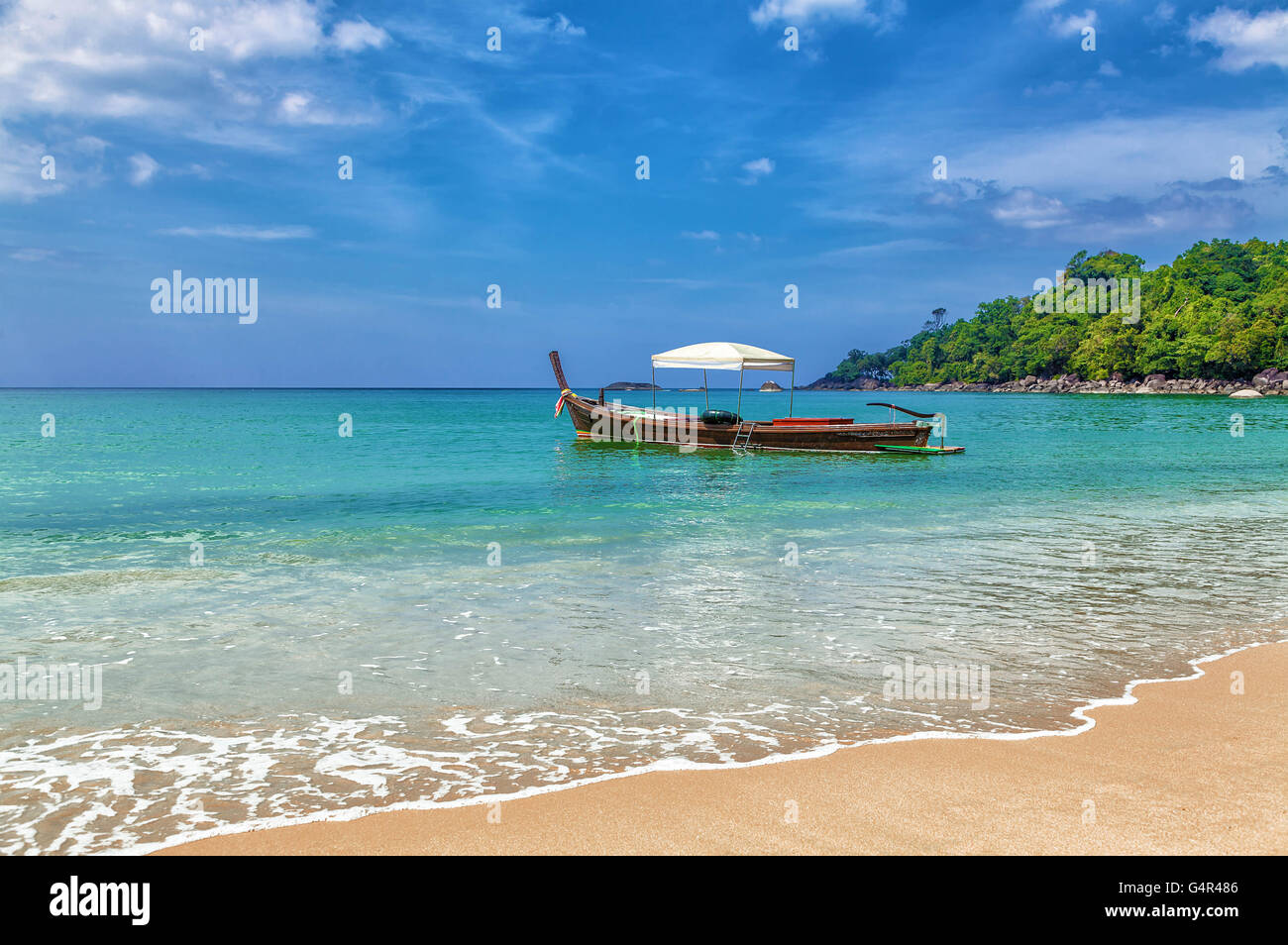 Bellissimo paesaggio marino con la barca Foto Stock