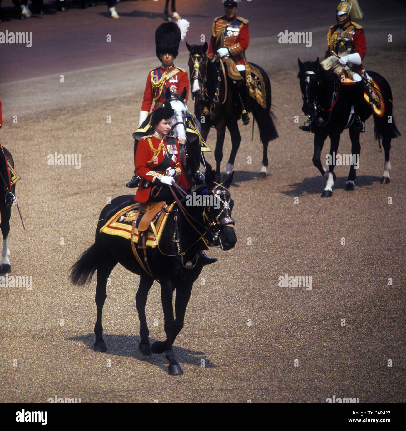 La regina Elisabetta II guida birmani per ispezionare il 1 ° Battaglione, Scots Guards, durante la cerimonia Trooping the Color Foto Stock