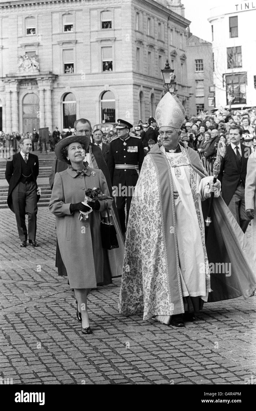 La Regina Elisabetta II guarda verso la faccia occidentale della Cattedrale di Exeter quando arrivò per il servizio reale Maundy, accompagnato dal Signore Vescovo di Exeter, il Rev. Eric Mercer. Foto Stock