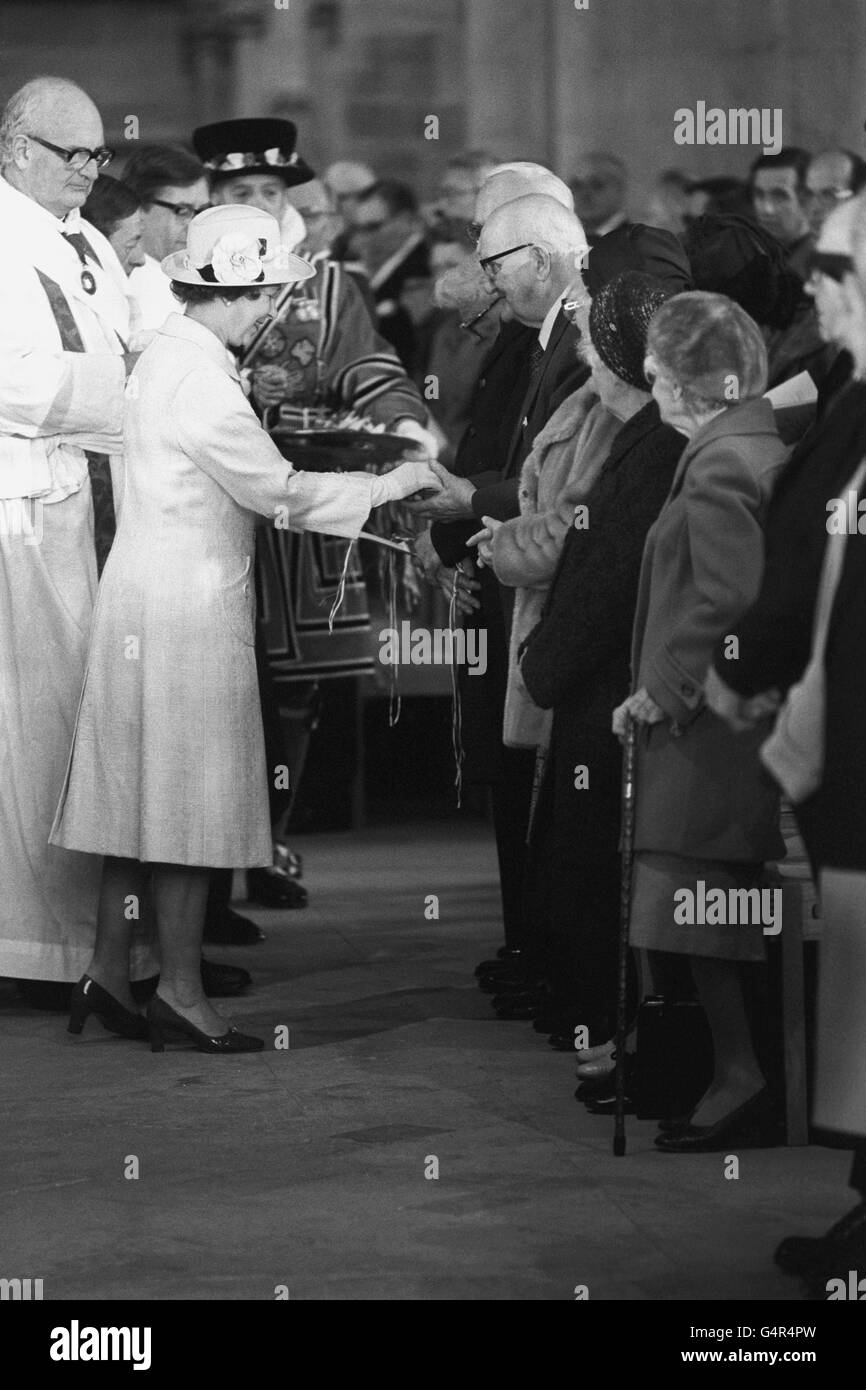 La regina Elisabetta II presenta i soldi di Maundy in Southwell Minster a 115 pensionati secondo la cerimonia antica. Foto Stock