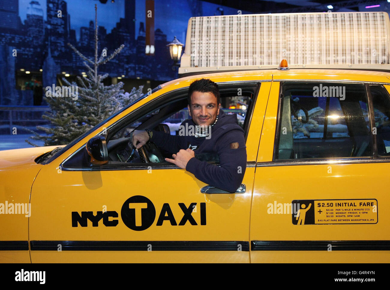 Il cantante Peter Andre si pone in un taxi in stile New York durante il lancio di Natale a New York a Glow, Bluewater in Kent, che è aperto da oggi fino all'8 gennaio 2012. Foto Stock