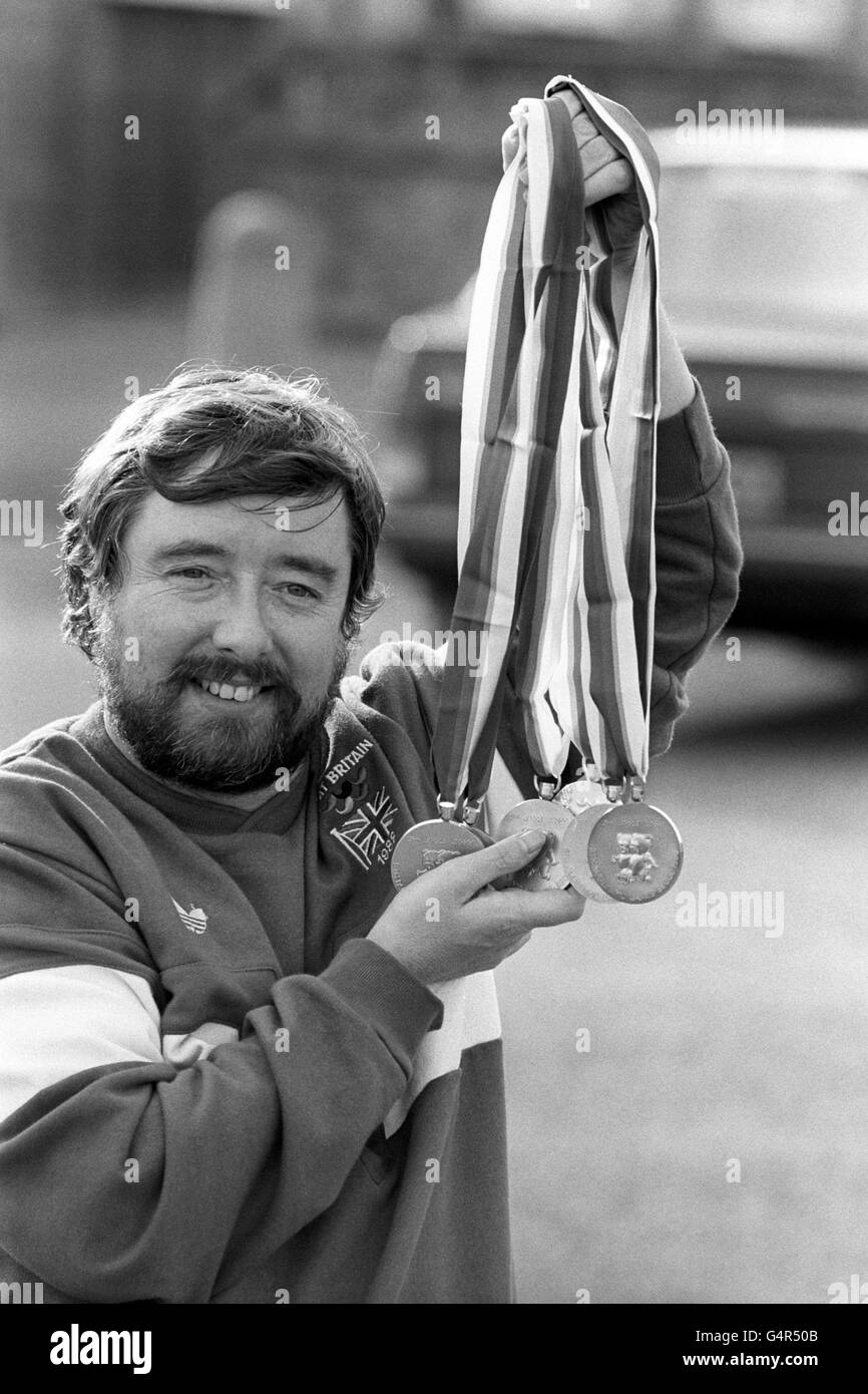 Mike Kenny di Manchester ad Aylesbury oggi mostra con orgoglio la sua collezione di medaglie per il nuoto vinte nelle Paralimpiadi di Seoul. Ha vinto uno stupefacente cinque oro e un argento aiutando la squadra britannica al terzo posto nella tabella delle medaglie. Foto Stock