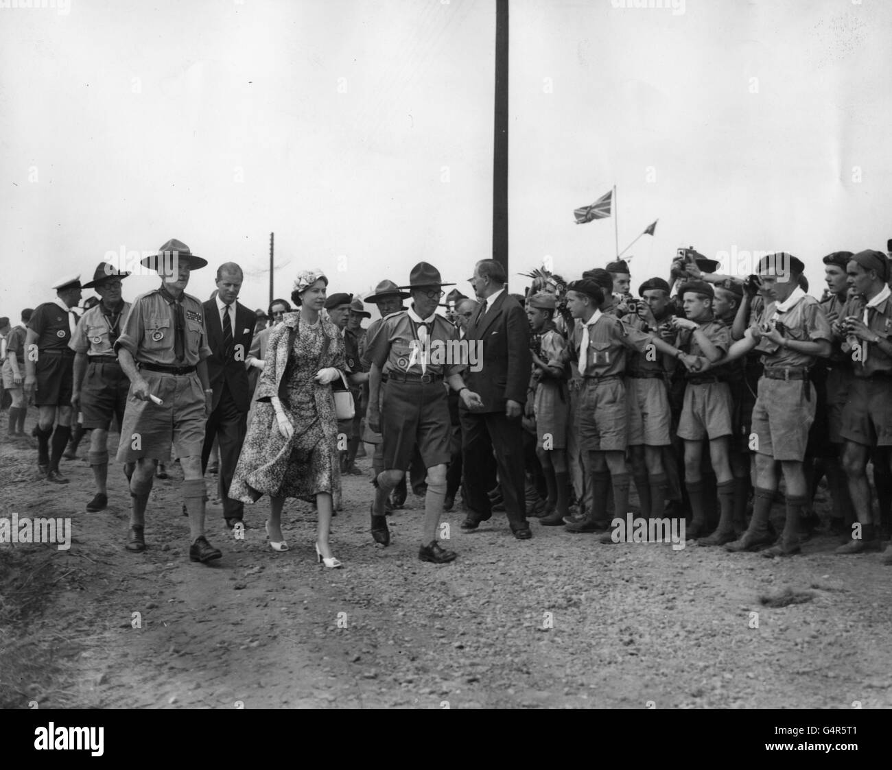 La Regina Elisabetta II e il Duca di Edimburgo visitano a piedi il World Scout Jubilee Jamboree Camp a Sutton Park, Warwickshire. Trentaquattromila Scout provenienti da ottanta paesi di alberi hanno partecipato al Jamboree che celebra il giubileo d'oro del movimento Scout e il centenario di nascita del suo fondatore Lord Baden-Powell Foto Stock