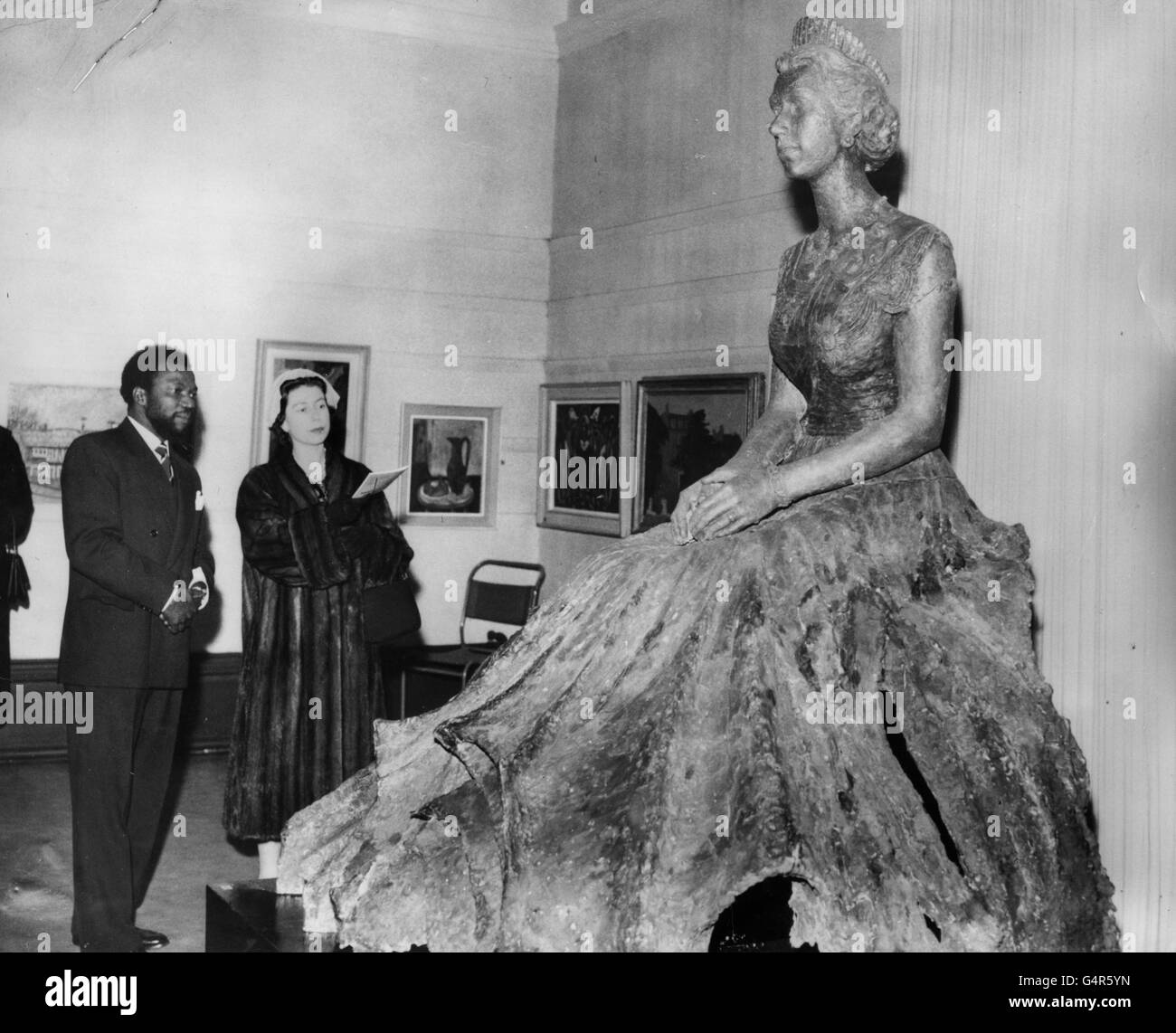 Royalty - Queen Elizabeth II statua - Royal Society of British Artists, Londra Foto Stock