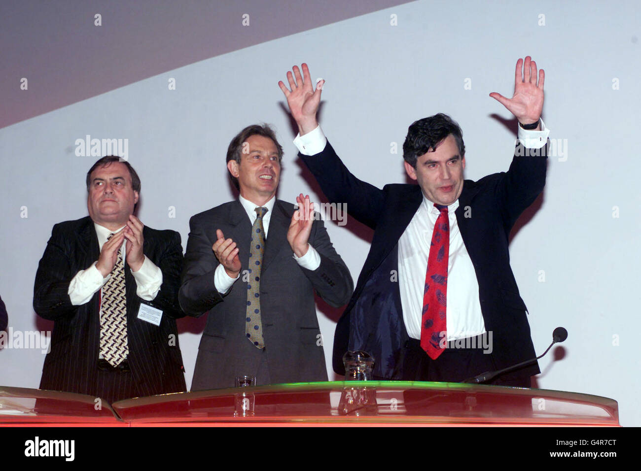 Il primo ministro Tony Blair (al centro) e il suo vice John Prescott (a sinistra) applaudono il Cancelliere Gordon Brown, dopo il suo discorso sull'ecomomia alla conferenza del Partito laburista di Bournemouth. Foto Stock