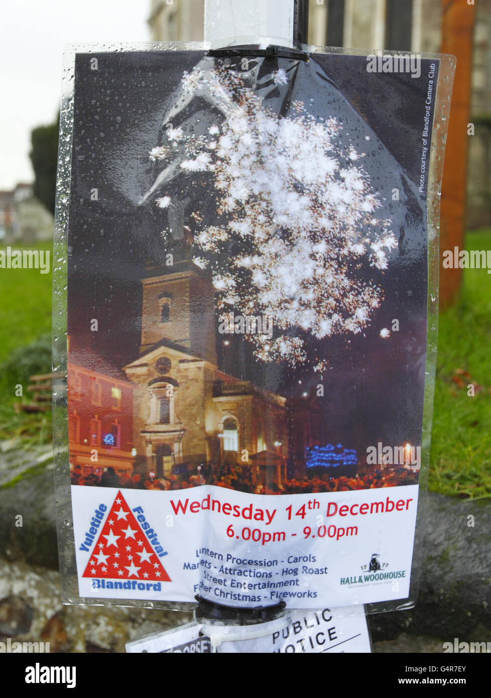 Un poster nella Piazza del mercato di Blandford, Dorset che fa pubblicità al Festival di Yuletide della scorsa notte, dove una scatola di fuochi d'artificio è andato via prematuramente e sparato verso la folla. Foto Stock