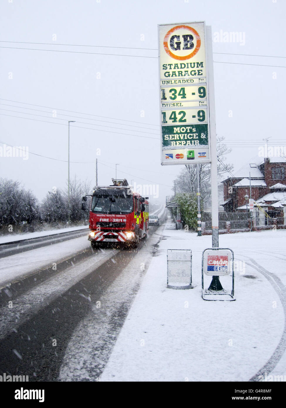 La A184 Newcastle Road coperta di neve a Boldon, Tyneside meridionale, questa mattina. Foto Stock