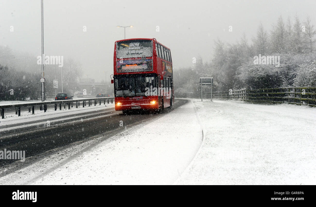 Un autobus lotta nella neve pesante sulle strade di Gateshead come un freddo amaro spazzato attraverso la Gran Bretagna oggi. Foto Stock