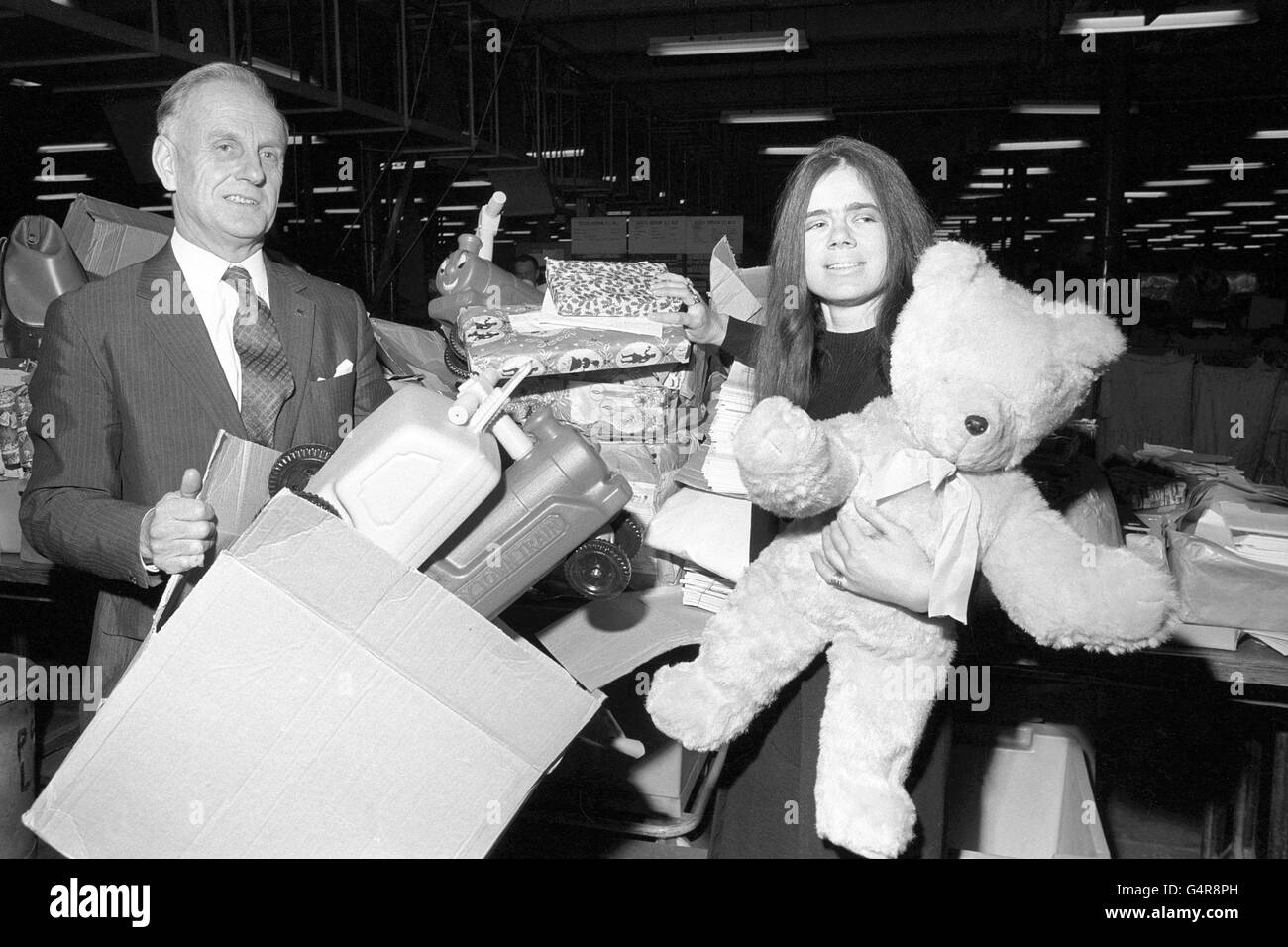 Posti e giro amministratore delegato Geoffrey Vieler (l) ne detiene alcuni Della posta di Natale danneggiata con il progettista di timbro Sally rigido Presso il Mount Pleasant Sorting Office di Londra Foto Stock