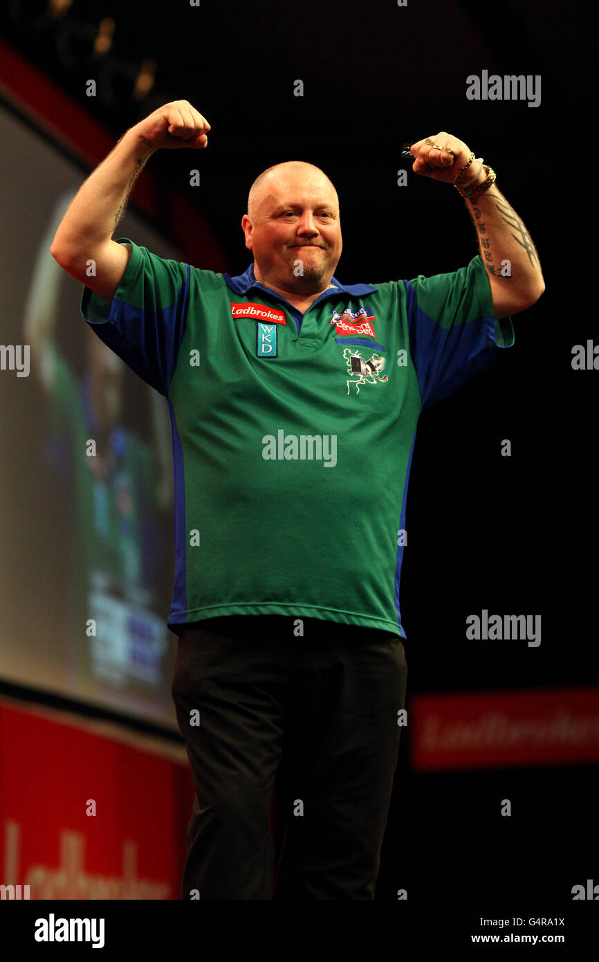Andy Hamilton festeggia durante la sua partita contro Antonio Alcinas durante il Campionato del mondo di freccette Ladbrokes.com ad Alexandra Palace, Londra. PREMERE ASSOCIAZIONE foto. Data immagine: Lunedì 19 dicembre 2011. Il credito fotografico dovrebbe essere: Cavo PA Foto Stock