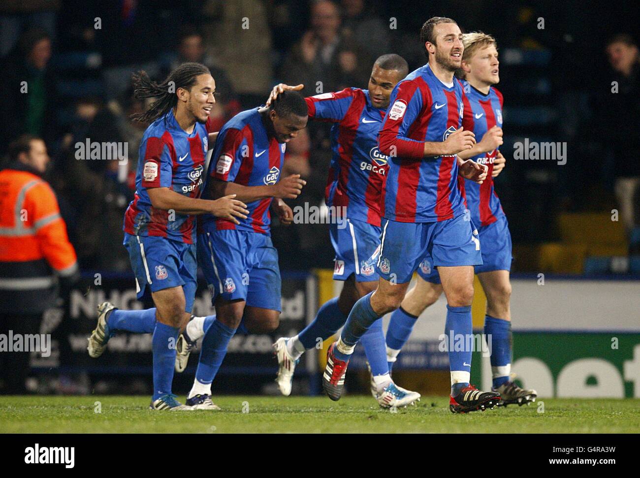 Kagisho Dikgacoi del Crystal Palace (seconda a sinistra) si congratula con i suoi compagni di squadra dopo aver ottenuto il punteggio obiettivo di apertura del gioco Foto Stock