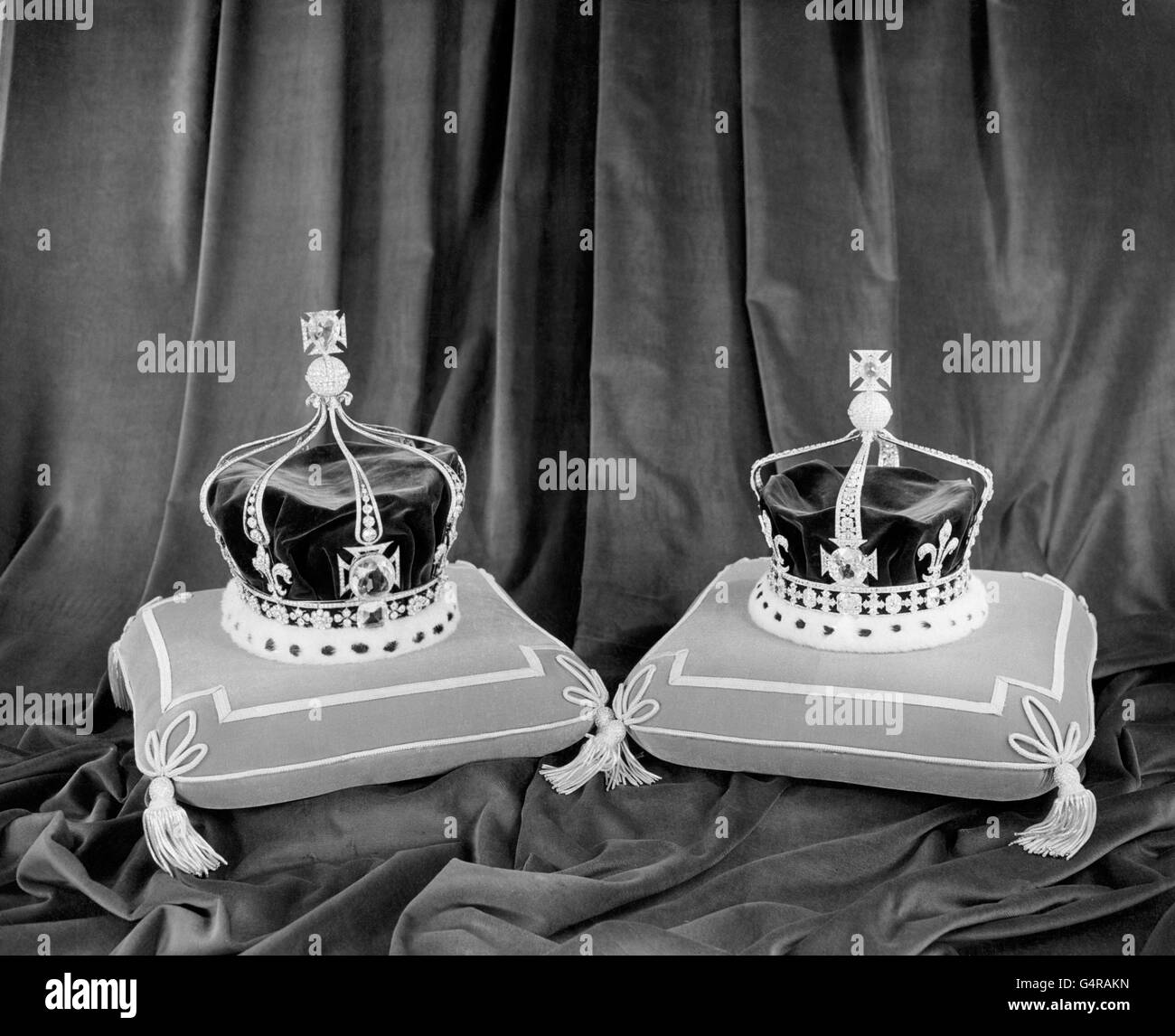 L-R: Corona della Regina Maria e corona della Regina Elisabetta Madre della  Regina Foto stock - Alamy