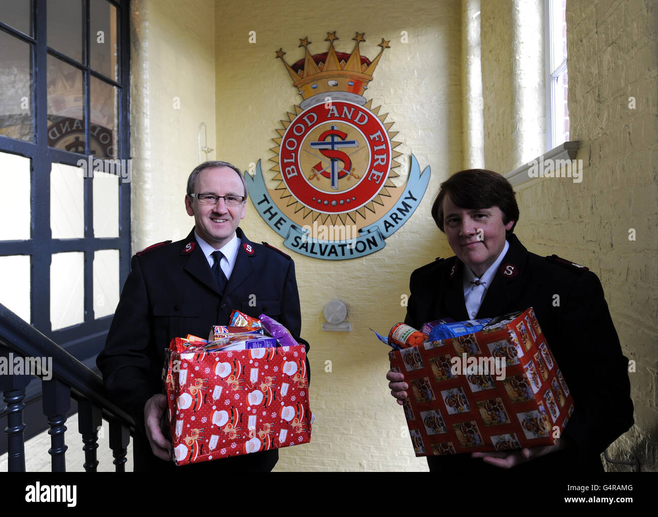 La maggiore Sheila Dunkinson e il marito, il maggiore Andrew Dunkinson dell'Esercito della salvezza, con alcuni dei 200 martelli distribuiti alle famiglie bisognose nel periodo natalizio nell'area di York dall'oraganizzazione. PREMERE ASSOCIAZIONE foto. Vedi PA story.Picture date: Martedì 20 dicembre 2011 il credito fotografico dovrebbe leggere: John Giles/PA Wire.PRESS ASSOCIATION Photo. Data immagine: Martedì 20 dicembre 2011. Un ramo dell'Esercito della salvezza dice che ha visto un grande aumento della domanda per i hampers ed i giocattoli che fornisce alle famiglie in lotta questo Natale. Il maggiore Andrew Dunkinson, dell'Esercito della salvezza Foto Stock