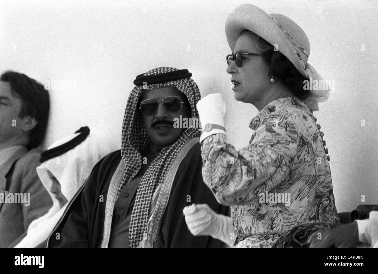 Regina Elisabetta II con Sheikh Ahmed bin Isa al-Khalifa alle gare in Bahrain. L'Emir è rigorosamente anti-scommettere e ha il suo modo di scoraggiare i pugni - cambia il numero su tutti i cavalli poco prima dell'inizio della gara. Ma quando la Regina visitò non furono fatte modifiche. Foto Stock