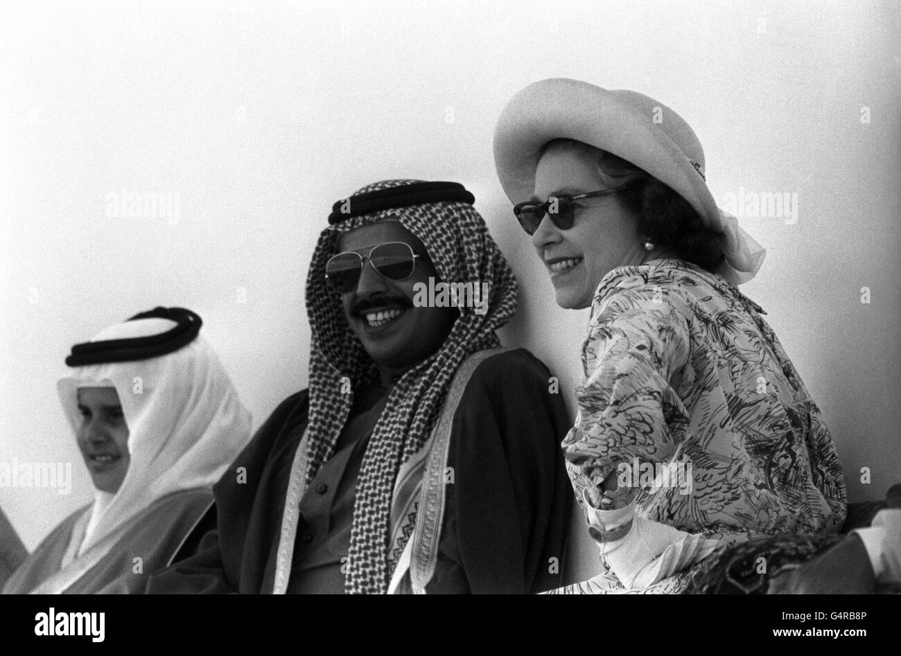 Regina Elisabetta II con Sheikh Ahmed bin Isa al-Khalifa alle gare in Bahrain. L'Emir è rigorosamente anti-scommettere e ha il suo modo di scoraggiare i pugni - cambia il numero su tutti i cavalli poco prima dell'inizio della gara. Ma quando la Regina visitò, non furono apportate modifiche. Foto Stock