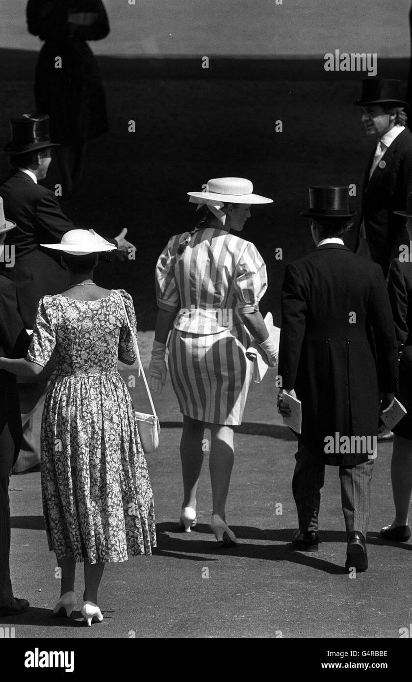 PA Foto 23/6/89 la Duchessa di York durante l'ultimo giorno di Royal Ascot nel Berkshire. Indossava un'accattivante tuta a righe gialla e bianca con maniche soffici corte. Foto Stock
