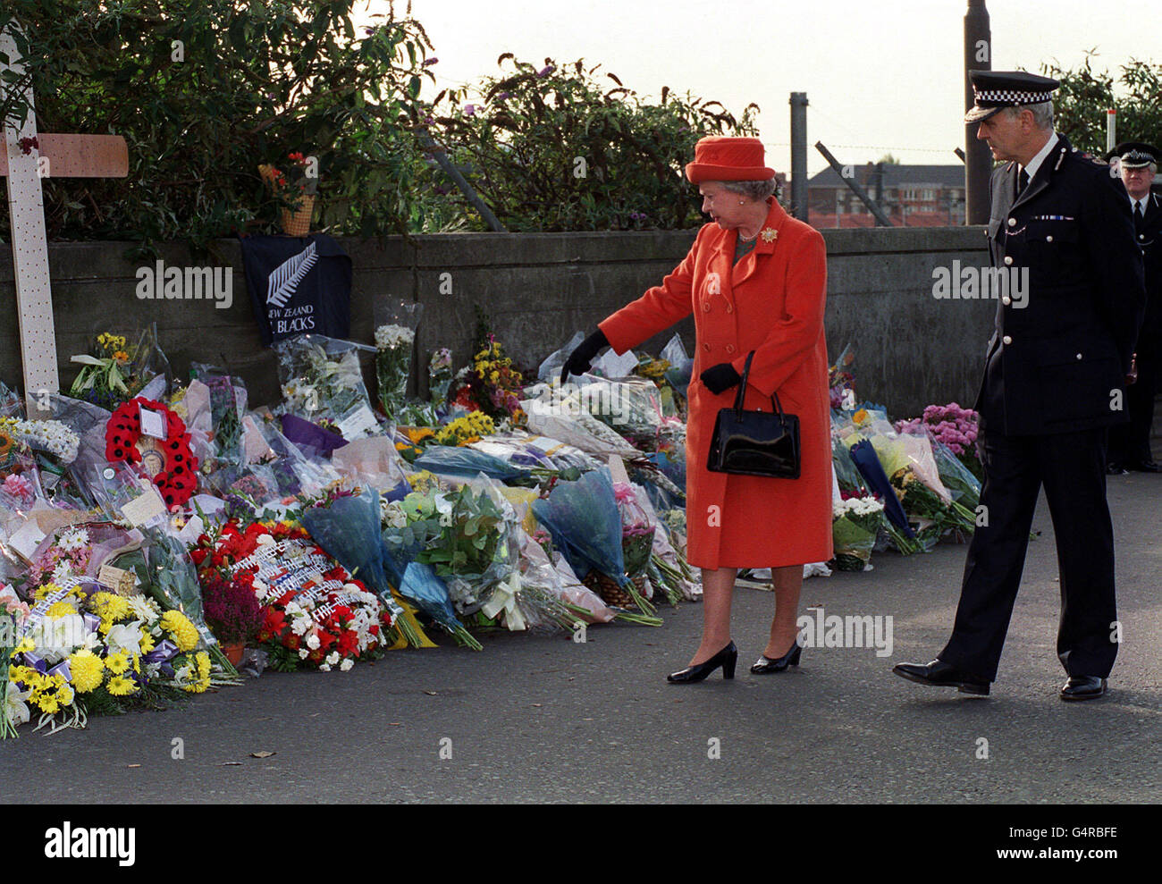 La Regina Elisabetta II della Gran Bretagna che guarda i tributi floreali lasciati a Ladbroke Grove a Londra ovest dopo il Paddington Rail Crash che ha causato almeno 30 vite. Foto Stock