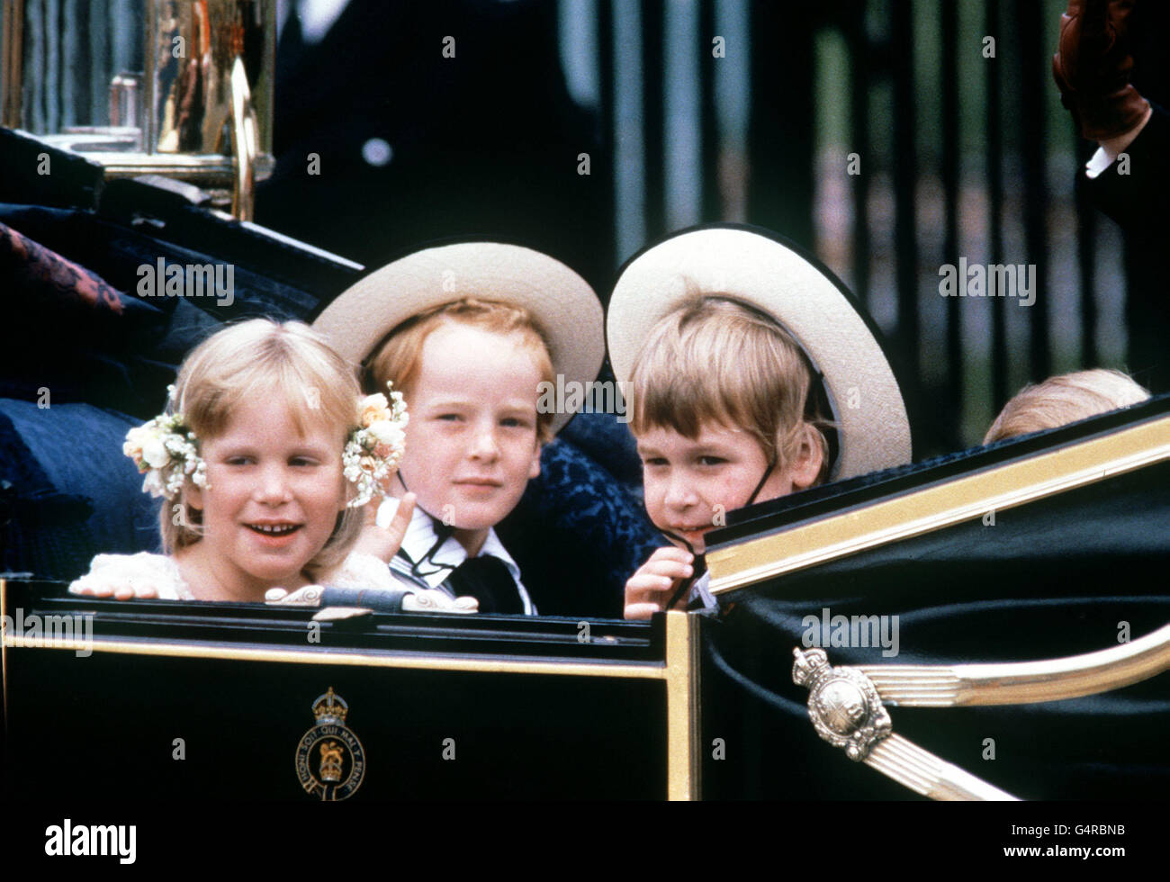 Laura Fellowes (a sinistra) di sei anni con la cugina di tre anni Principe William, figlio del Principe e della Principessa del Galles, dopo la cerimonia nuziale della signorina Sarah Ferguson e del Duca di York all'Abbazia di Westminster. Nella foto, partenza per Buckingham Palace in carrozza trainata da cavalli Foto Stock