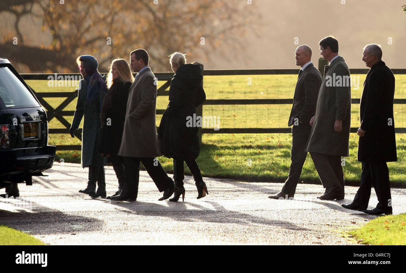 I membri della famiglia reale da sinistra a destra la principessa Anne, autunno, moglie di Peter Phillips, Zara Phillips e Mike Tindall, assistono al servizio della Chiesa di santa Maria Maddalena, nella tenuta reale di Sandringham, Norfolk. Foto Stock