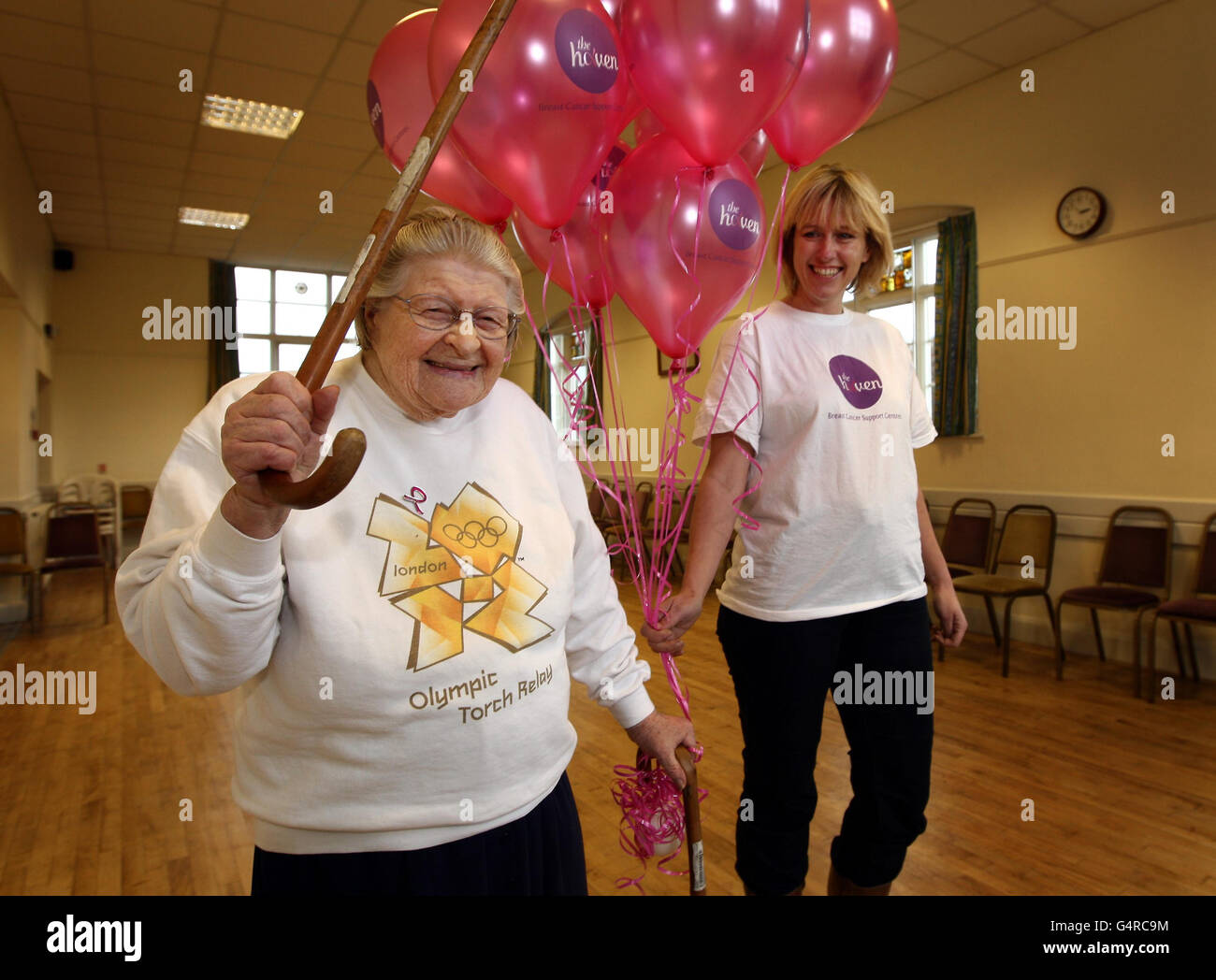 La pensionato Moira Starkey, di 84anni, continua la sua formazione, assistita da Frankie Devereux, per portare la torcia olimpica al municipio di Storridge in Herefordshire. Spera di aumentare &Pound;20,120 per il Haven attraverso la sponsorizzazione della sua formazione. Foto Stock