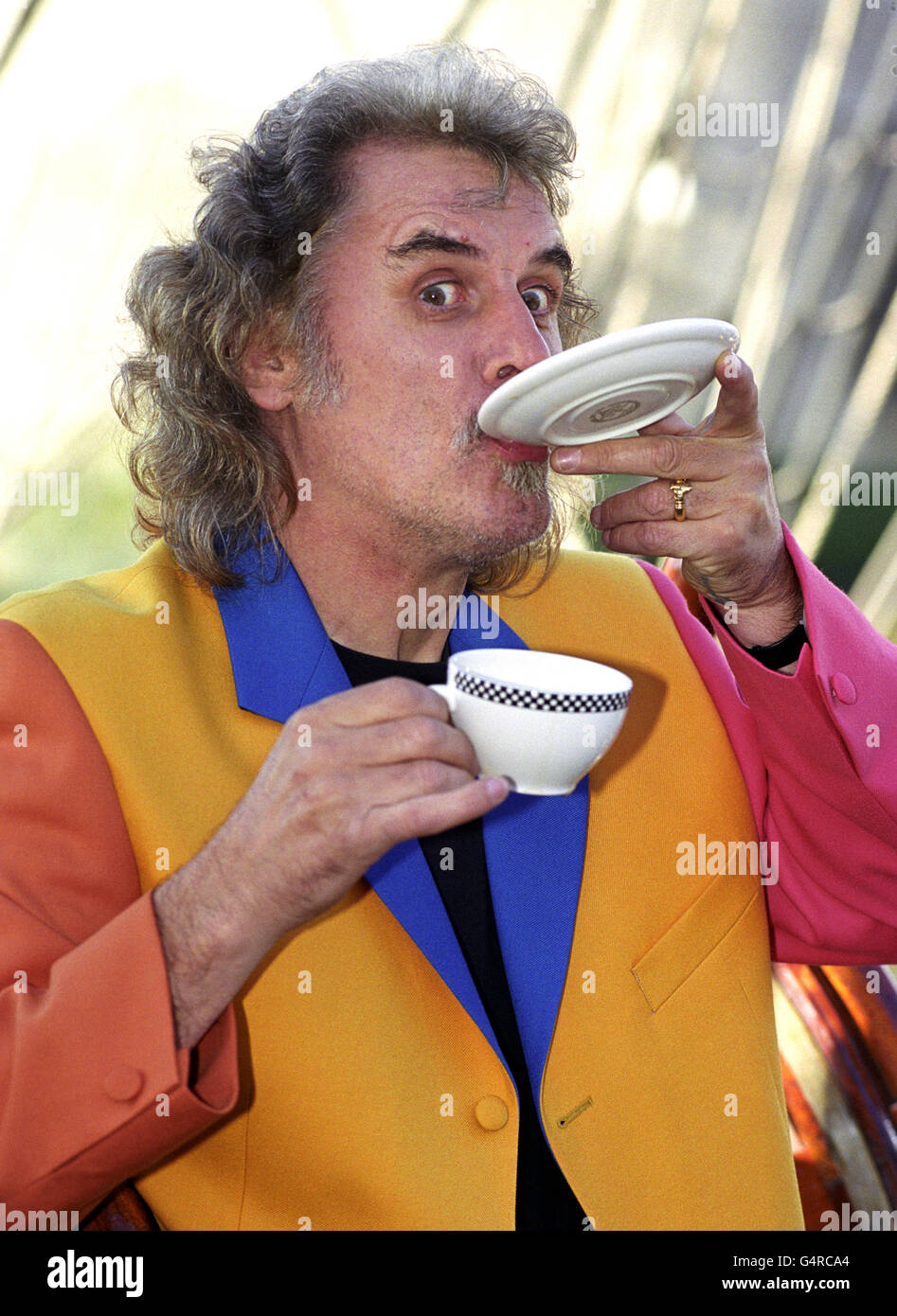 Comico Billy Connolly al lancio della sua marca di tè 'Tickety-Boo'. La vendita del tè aiuta le associazioni di beneficenza in tutto il mondo, il lancio ha avuto luogo a St Katherine Docks a Londra. Foto Stock