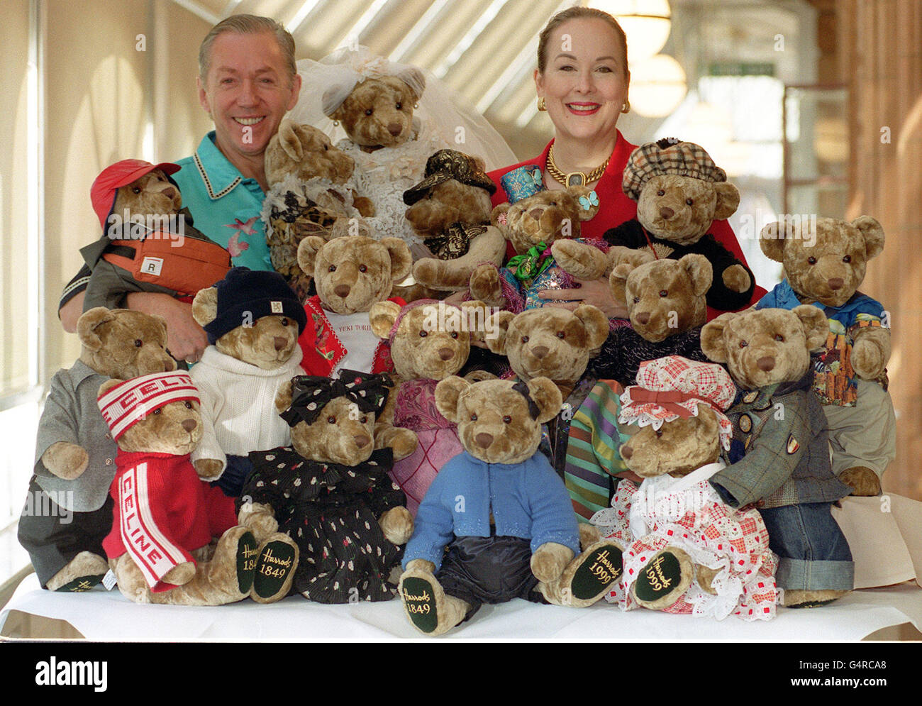 Il designer Simon Wilson e Astrologer Shelley von Strunckel durante una fotocall presso Harrod's a Londra, con Teddy Bears, prodotti per celebrare il 150° anniversario del negozio, che devono essere messi all'asta su Internet con i proventi che vanno alla Croce Rossa britannica. Foto Stock