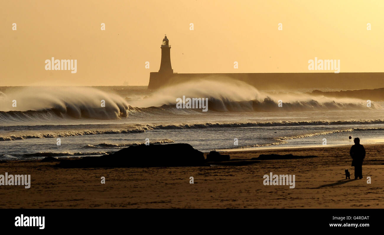 Le onde si schiantano nella spiaggia di Tynemouth, Tyne e Wear, come raffiche di vento fino a 60 mph sono previste attraverso le parti occidentali dell'Inghilterra settentrionale. Foto Stock