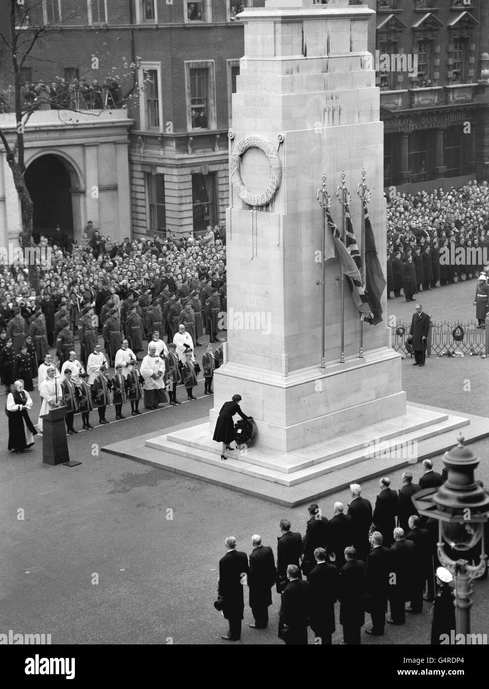 La regina Elisabetta II mette la sua corona di papaveri rossi sul Cenotafh a Whitehall, Londra, quando guidò l'omaggio della nazione alla morte di due guerre mondiali. Foto Stock