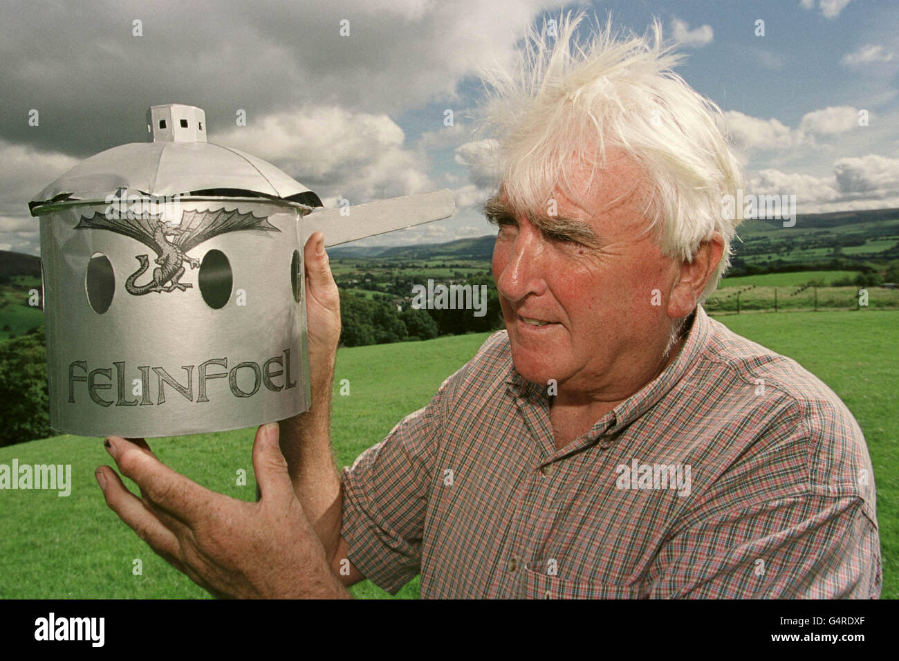Gordon Green del Neudd Arms Hotel, Llanwrtyd Wells, Mid Wales con il suo modello di una pentola gigante che vuole costruire sul sito di un gazebo vittoriano che si affaccia sulla città. Onorerà un uomo locale che compose l'inno di rugby Llanelli 'Sospan Fach'. Foto Stock