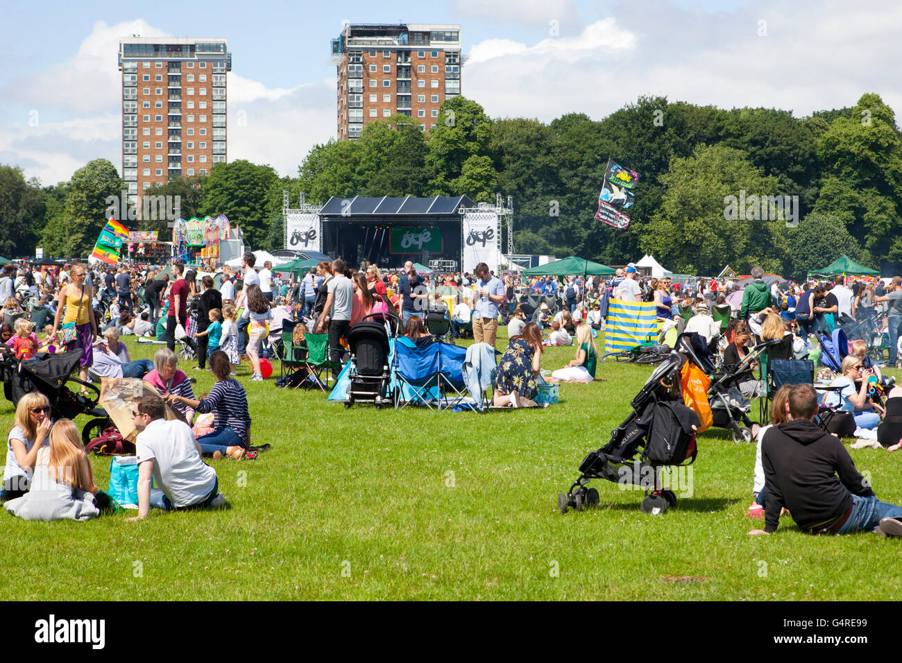 Festival africano di cibo, bevande e musica noto come Afrika Oye, Oyé attira più di cinquantamila persone ogni giugno a Liverpool's Sefton Park, Regno Unito Foto Stock