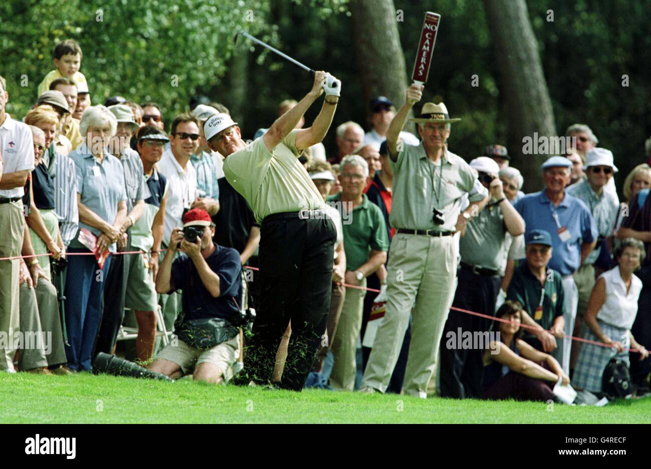 Colin Montgomerie gioca dalla luce ruvida sulla quarta fairway buco durante la terza prova al Victor Chandler British Masters a Woburn. * Montgomerie gioca nello stesso gruppo di Lee Westwood che giace 2° a Mongomerie in ordine di merito per questo European Tour di quest'anno. Foto Stock