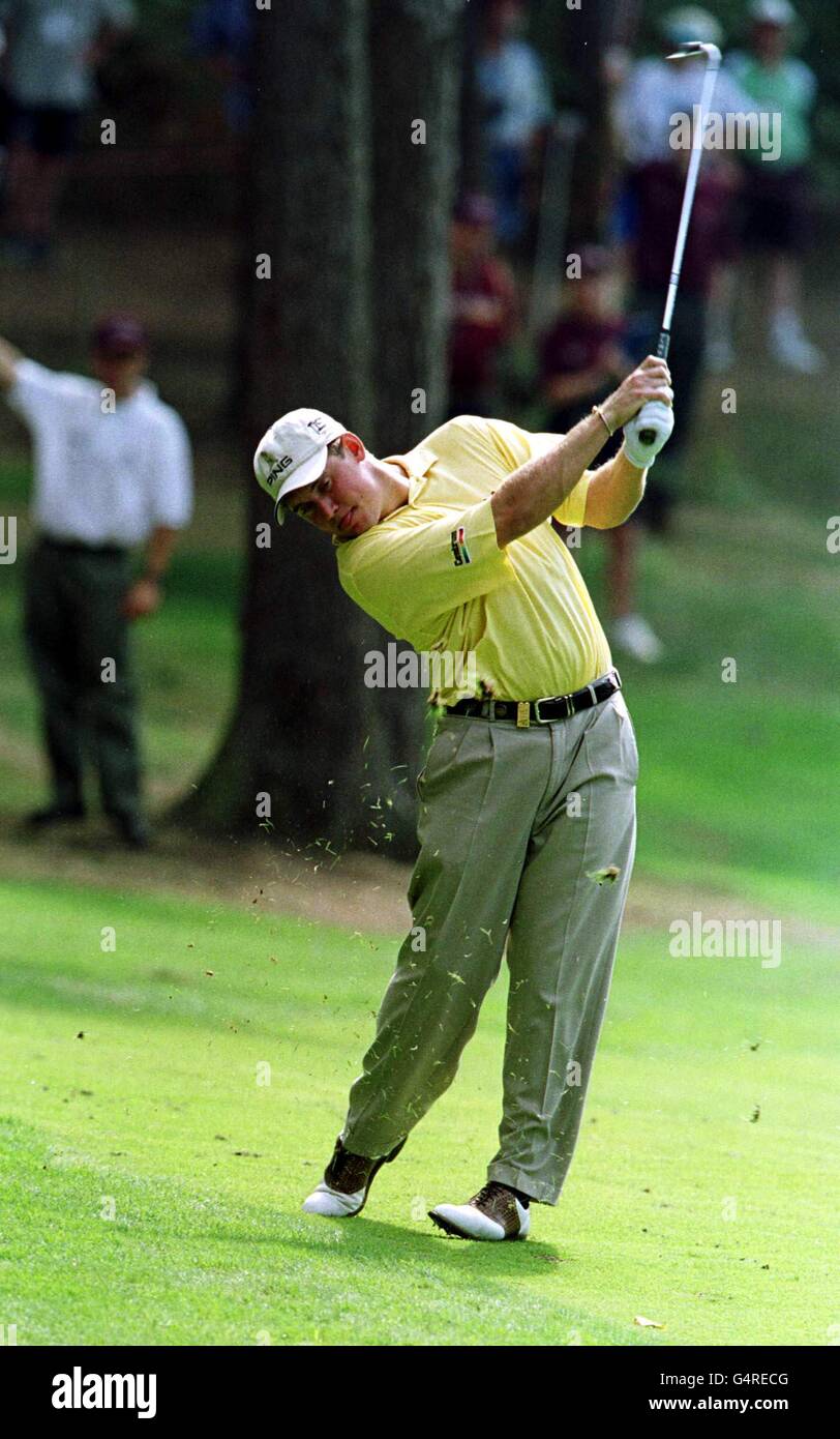 Lee Westwood gioca dal fairway sulla terza buca durante il terzo round al Victor Chandler British Masters a Woburn. Il suo colpo è atterrato in un cespuglio vicino al verde dove ha perso la palla e ha dovuto prendere il colpo di nuovo. * Westwood gioca nello stesso gruppo di Colin Mongomerie che guida l'ordine di merito per questo anno European Tour. Foto Stock