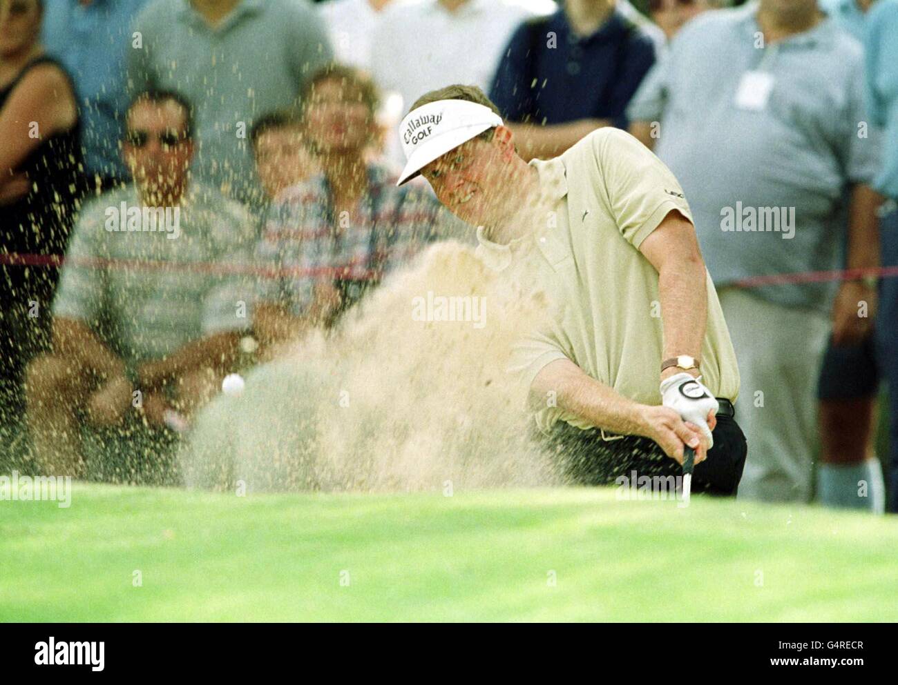 Colin Montgomerie gioca da un bunker sul 4 ° foro verde 3° turno, durante il Victor Chandler British Masters a Woburn. Montgomerie gioca nello stesso gruppo di Lee Westwood che giace 2 a Mongomerie in ordine di merito per questo giro europeo di anni. Foto Stock