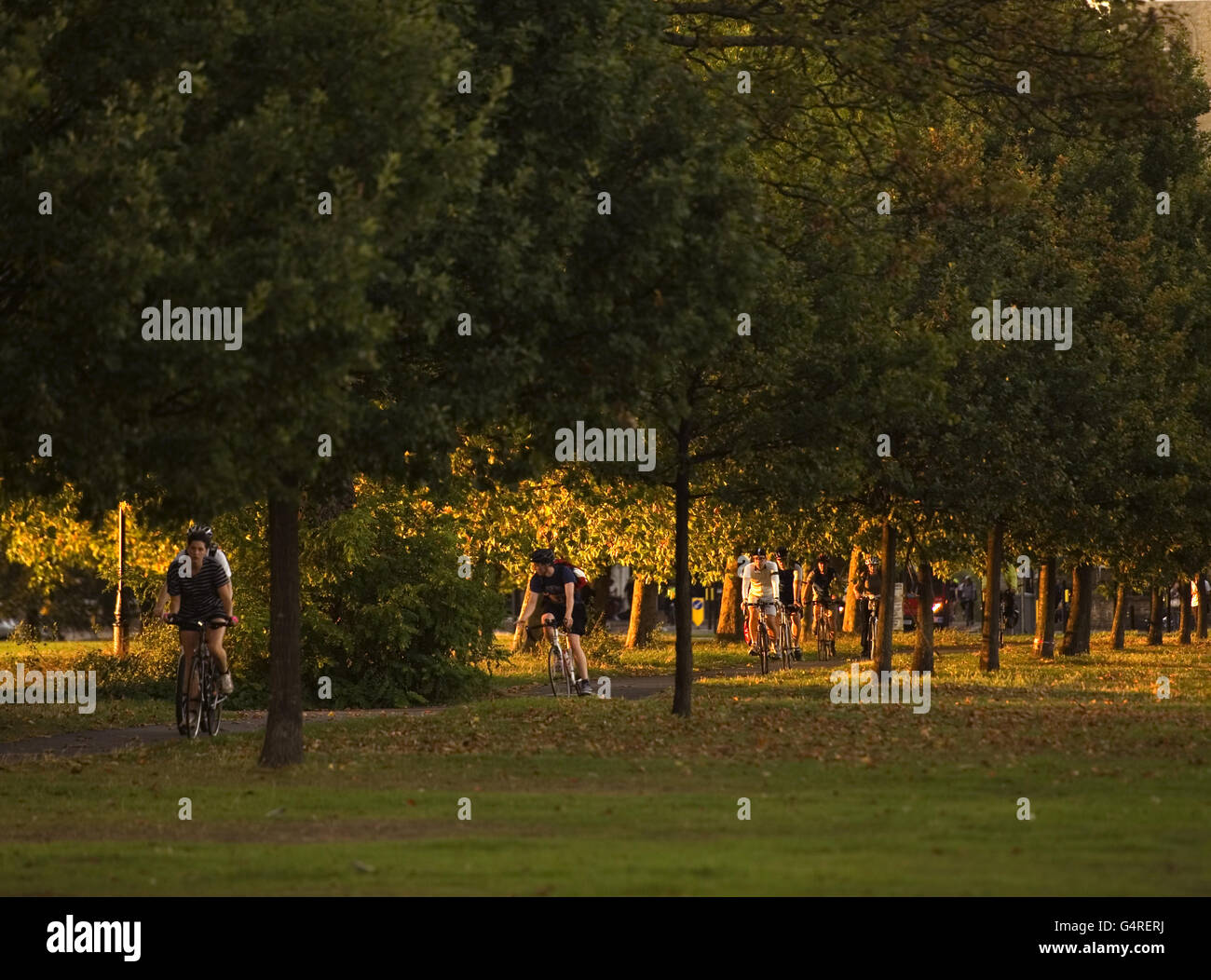 Autunno meteo 27 settembre. Ciclisti in autunno luce su Clapham Common, Londra Foto Stock